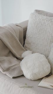 Warum stresst unser eigenes Zuhause uns so oft?

Weil wir - getrieben von Werbung, Social Media und dem übertriebenen Angebot in Läden und im Internet - ständig mehr wollen. Es perfekt wollen. Mithalten können. Trends hinterher jagen - und das Wesentliche aus den Augen verlieren! 🌪️

Unser Zuhause - was eigentlich unser Wohlfühlort sein sollte - stresst uns. 

Durch bewusstes Innehalten, reduzieren und reflektieren können wir diesen Teufelskreis unterbrechen.
Weniger ist mehr! Und die Natur hält schon viele wunderbare Schätze für uns bereit.
Es muss kein Designer Stück sein, keine „Influencer“ Vase oder das nächste trendige Accessoire.
Und vor allem muss es nicht perfekt sein - sondern sich nach Zuhause anfühlen. ✨

#seelenraum #achtsamwohnen #innenwieaußen #deinwohlfühlort #authentischwohnen #raumfürdich #farbenfühlen #räumezumspüren #heilsameumgebung #frauenundräume #wohnstil #ganzdu #soulhome #zurückzudir