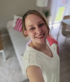 Ich war eine Zeit lang still hier. Nicht, weil nichts da war –sondern weil sich vieles in mir neu sortiert hat.

Ich habe noch klarer gespürt,wie sehr Räume uns beeinflussen. Wie sie uns tragen können – oder leise erschöpfen.

Und wie viele Frauen in einem Zuhause leben,das zwar schön ist…aber sich nicht nach ihnen anfühlt.

Ich bin wieder da. Mit mehr Tiefe. Mit mehr Klarheit. 
Und mit dem Wunsch, Räume zu erschaffen, in denen du dich wirklich wiederfindest.

Nicht perfekt. Sondern echt.

✨

#zuhausegefühl #ankommenbeisich #raumfühlen #innerebalance #zurückzudir