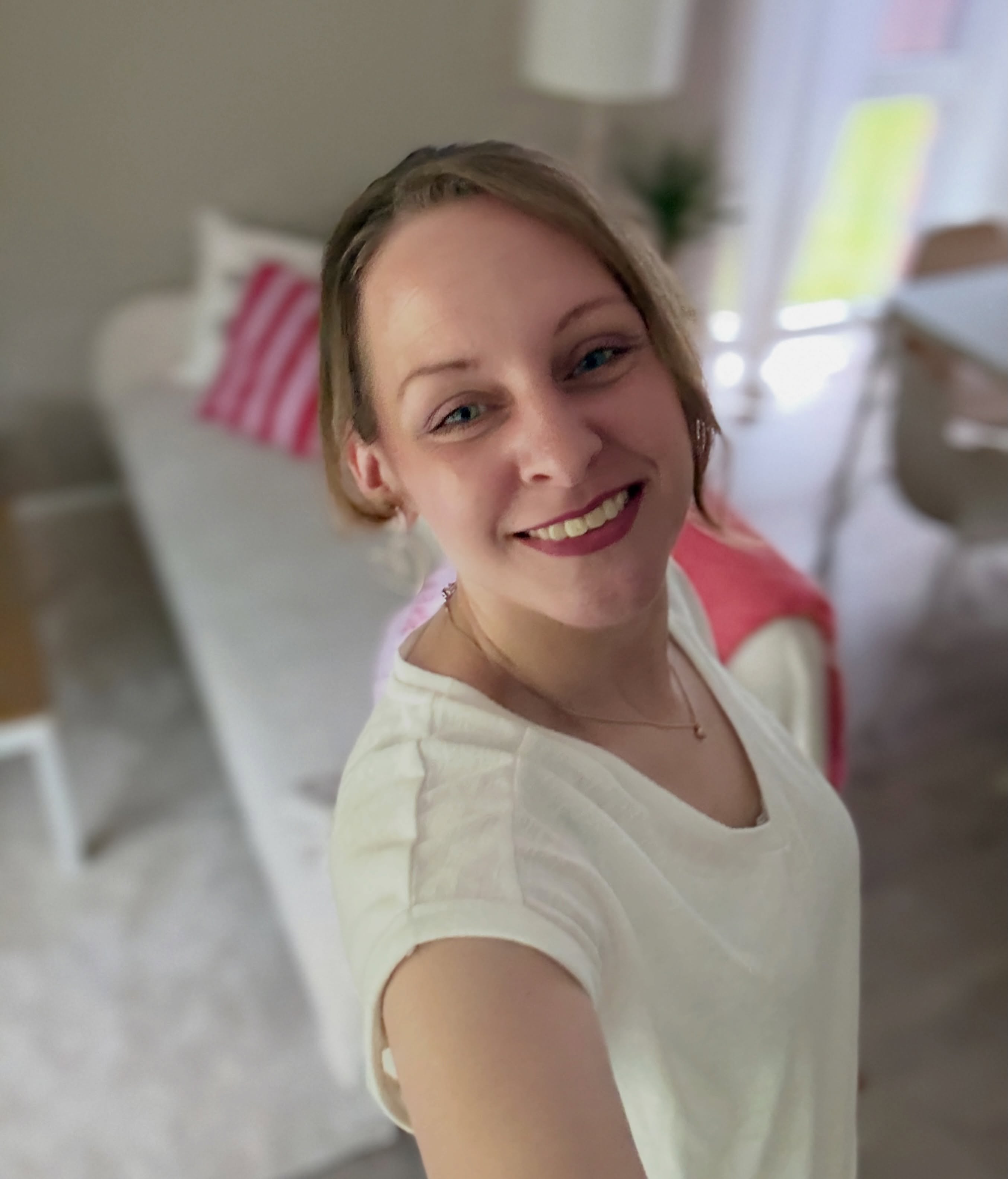 Ich war eine Zeit lang still hier. Nicht, weil nichts da war –sondern weil sich vieles in mir neu sortiert hat.

Ich habe noch klarer gespürt,wie sehr Räume uns beeinflussen. Wie sie uns tragen können – oder leise erschöpfen.

Und wie viele Frauen in einem Zuhause leben,das zwar schön ist…aber sich nicht nach ihnen anfühlt.

Ich bin wieder da. Mit mehr Tiefe. Mit mehr Klarheit. 
Und mit dem Wunsch, Räume zu erschaffen, in denen du dich wirklich wiederfindest.

Nicht perfekt. Sondern echt.

✨

#zuhausegefühl #ankommenbeisich #raumfühlen #innerebalance #zurückzudir