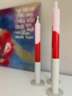 Was ich sehe, wenn ich einen Raum betrete?

Nicht zuerst die Möbel. 
Nicht die Farben.

Ich spüre:

– Unruhe oder Klarheit 
– Enge oder Weite 
– ob jemand sich hier wirklich wohlfühlt… oder nur funktioniert

Räume sprechen. 
Die ganze Zeit.

Die Frage ist nur: 
Hörst du hin?

Und noch wichtiger:

Fühlst du dich in deinem Zuhause wirklich getragen – 
oder eher müde, ohne genau zu wissen warum?

Genau da setze ich an.

Nicht an der Oberfläche. 
Sondern dort, wo dein Raum beginnt, dich zu spiegeln.

✨

#zuhausegefühl #ankommenbeisich #raumfühlen #innerebalance #zurückzudir