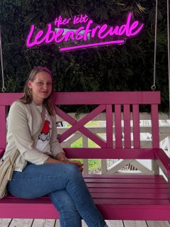 Die letzten Wochen und Monate waren begleitet von รngsten, Unsicherheit, Traurigkeit und Enttรคuschung.
So viele erste Male, Dinge um die ich mich auf einmal kรผmmern musste und groรen Respekt davor hatte.
Irgendwie hab ich es geschafft und bin durch diese Zeit durchgegangen.
Trennung, Umzug, Festanstellung - so viel, was in so kurzer Zeit passiert ist.
Und von jetzt auf gleich fรผhlt sich alles so normal an. Als wรคre es nie anders gewesen.
Keine Zeit zum realisieren, zum durchatmen. Es geht EINFACH immer weiter. Dabei war es alles andere als EINFACH ๐
#gedankenwelt #verรคnderungbeginntmitdir #selfcare #timeforchange #soulspace